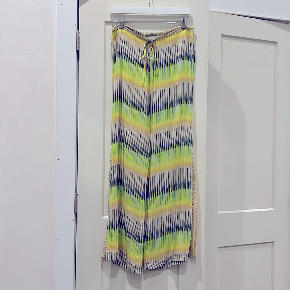 Alexis Silk Flowy Wide Leg Pants in bright pattern Sz M ECU like new